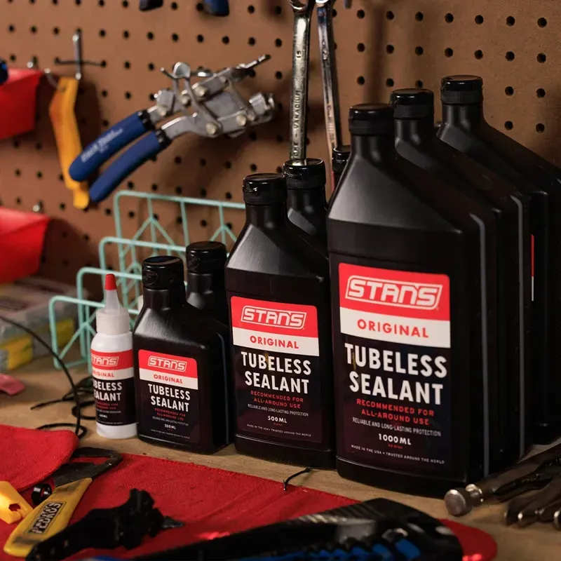 Stans NoTubes 946ml Race Tyre Sealant in Black/Red-4